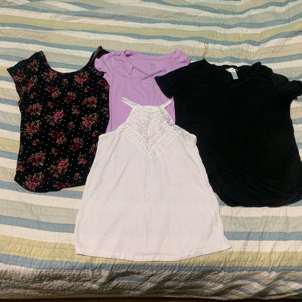 Bundle of 4 medium tops